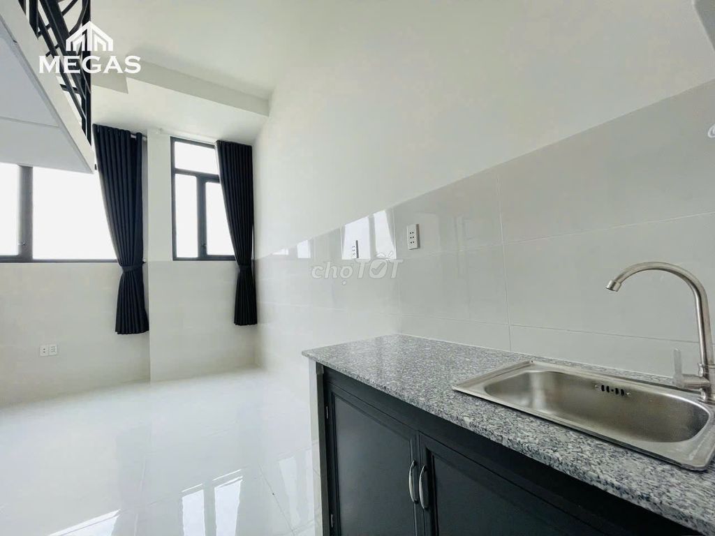 This apartment is super wide, open - right here. Điện Biên Phủ, blue row.