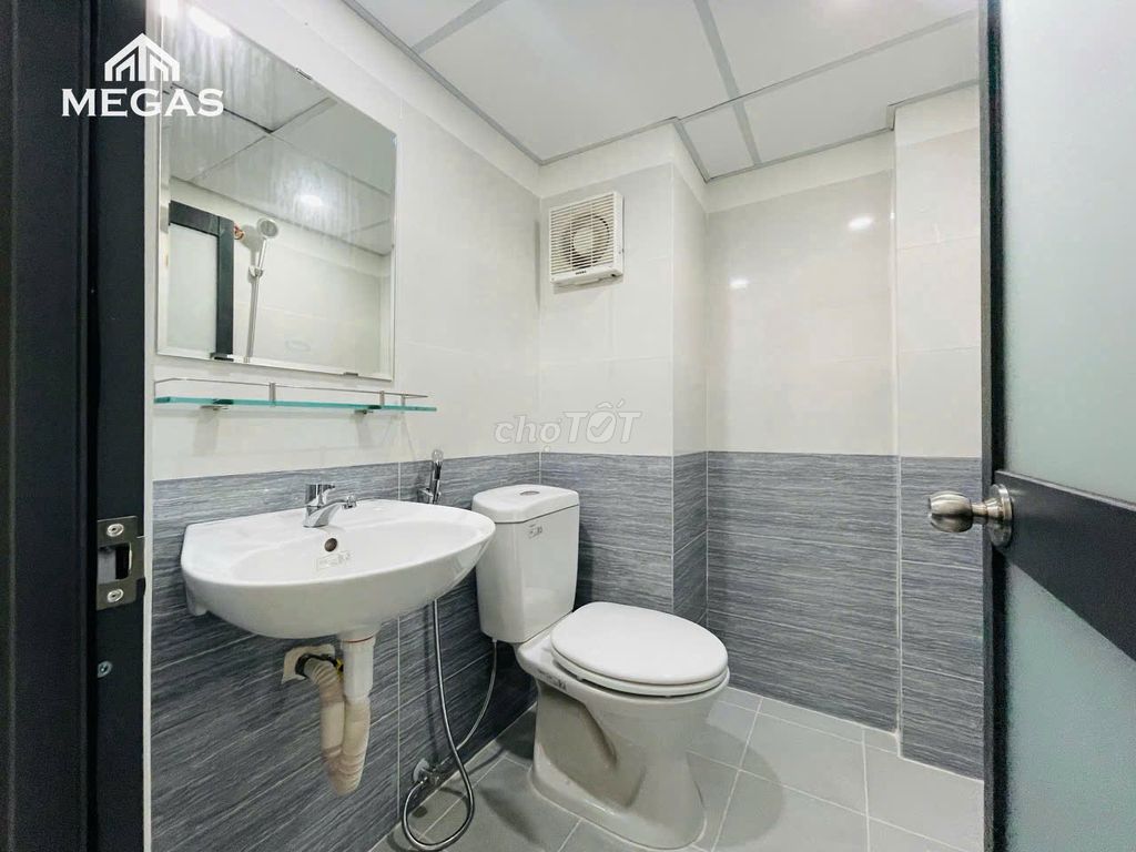 This apartment is super wide, open - right here. Điện Biên Phủ, blue row.