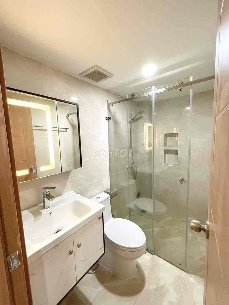 The kitchen apartment has a four-foot radius, full comfort right here in District 10.