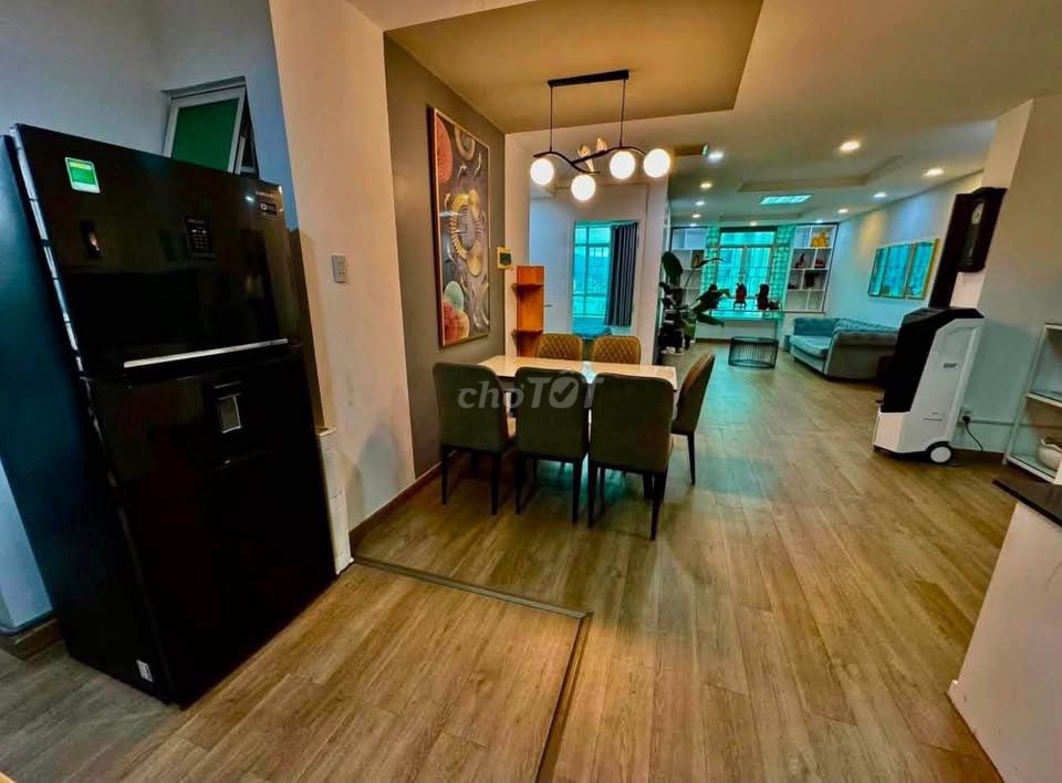 Rent C/c Plaza Republic three bedrooms renting 15 million a month. Good interior.