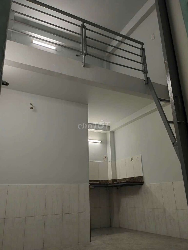 Master Cho is the renter of the room in Linh