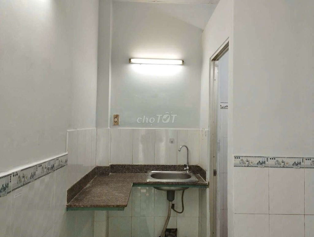 Master Cho is the renter of the room in Linh