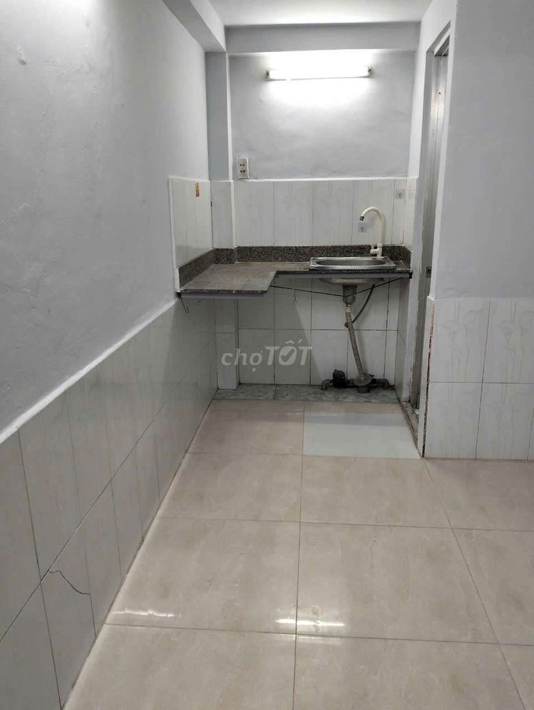 Master Cho is the renter of the room in Linh