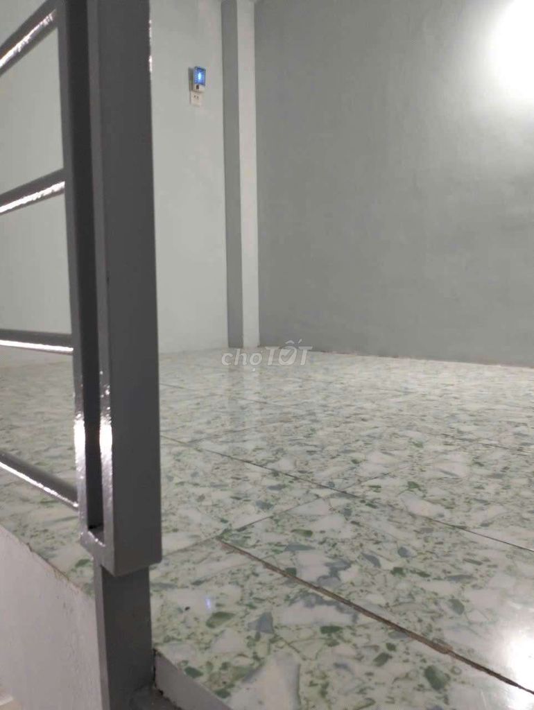 Master Cho is the renter of the room in Linh