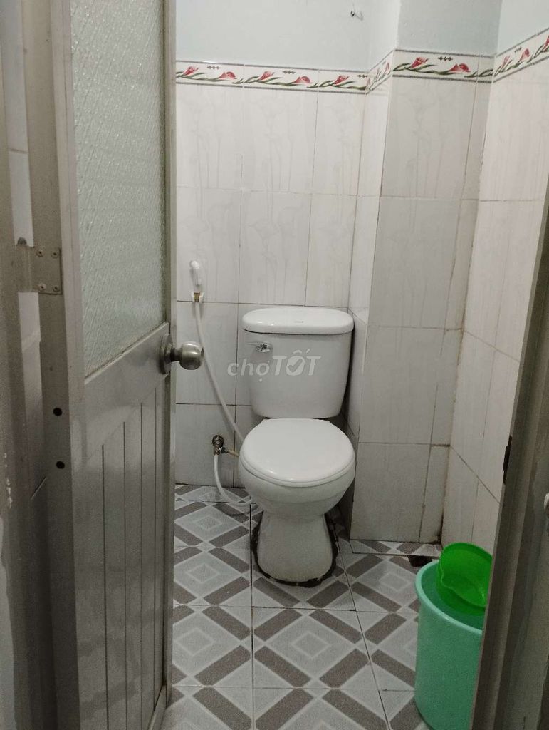 Master Cho is the renter of the room in Linh