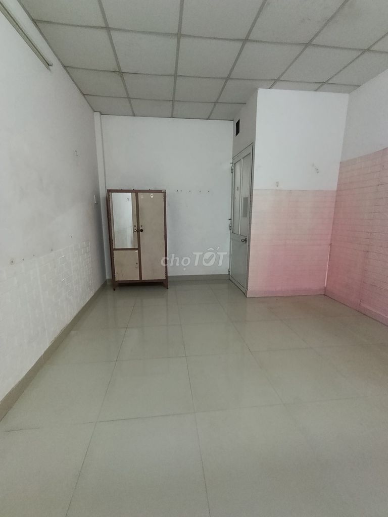 The main boarding room is in the heart of District 1, which is air conditioning, which is 2.6 million.