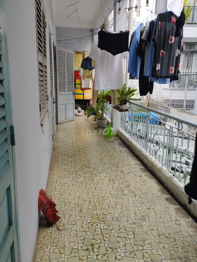 The main boarding room is in the heart of District 1, which is air conditioning, which is 2.6 million.