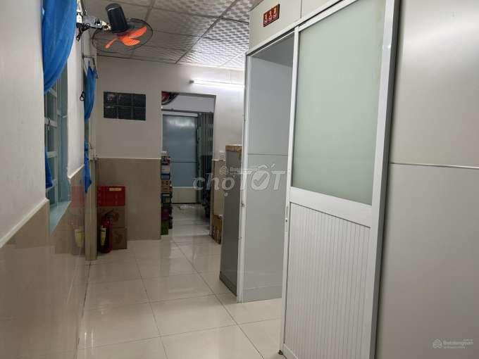 Rent the TEN 5 x 15 meters 3 Room 1 Bến Vân Đồn Road toilet