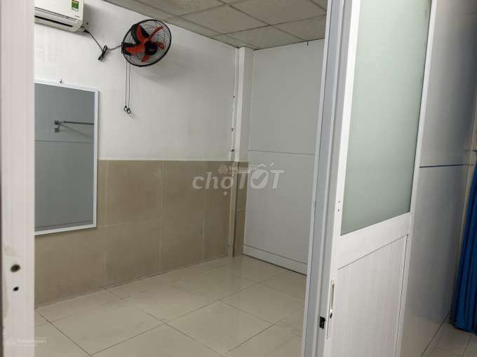 Rent the TEN 5 x 15 meters 3 Room 1 Bến Vân Đồn Road toilet