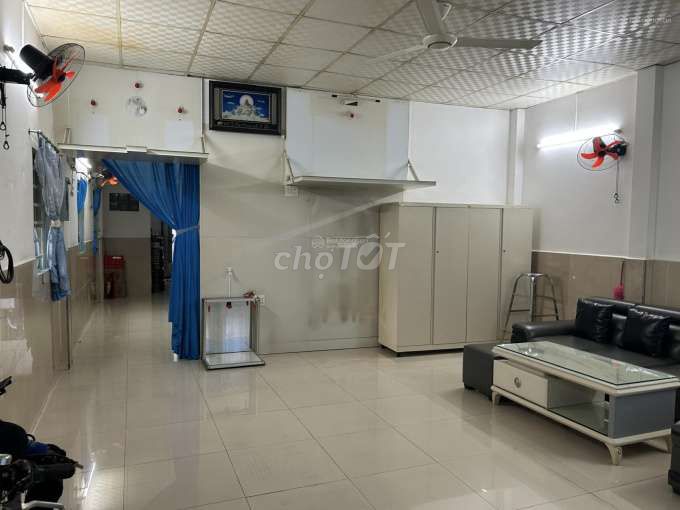 Rent the TEN 5 x 15 meters 3 Room 1 Bến Vân Đồn Road toilet