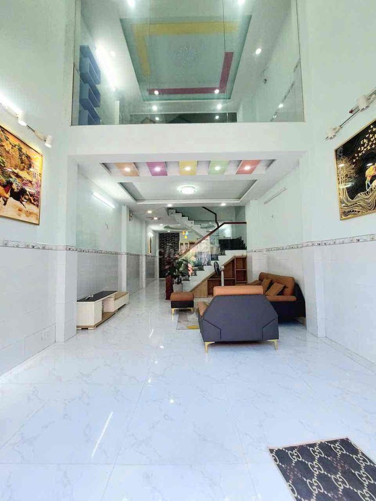 A beautiful new home. Five-story, six-way bedroom. 8 M-M.