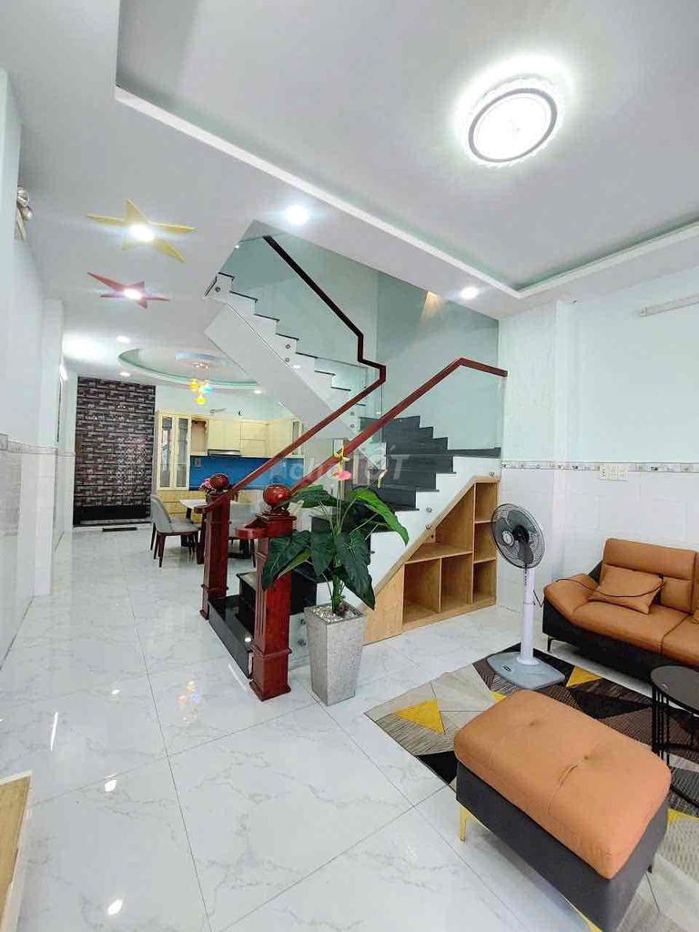 A beautiful new home. Five-story, six-way bedroom. 8 M-M.