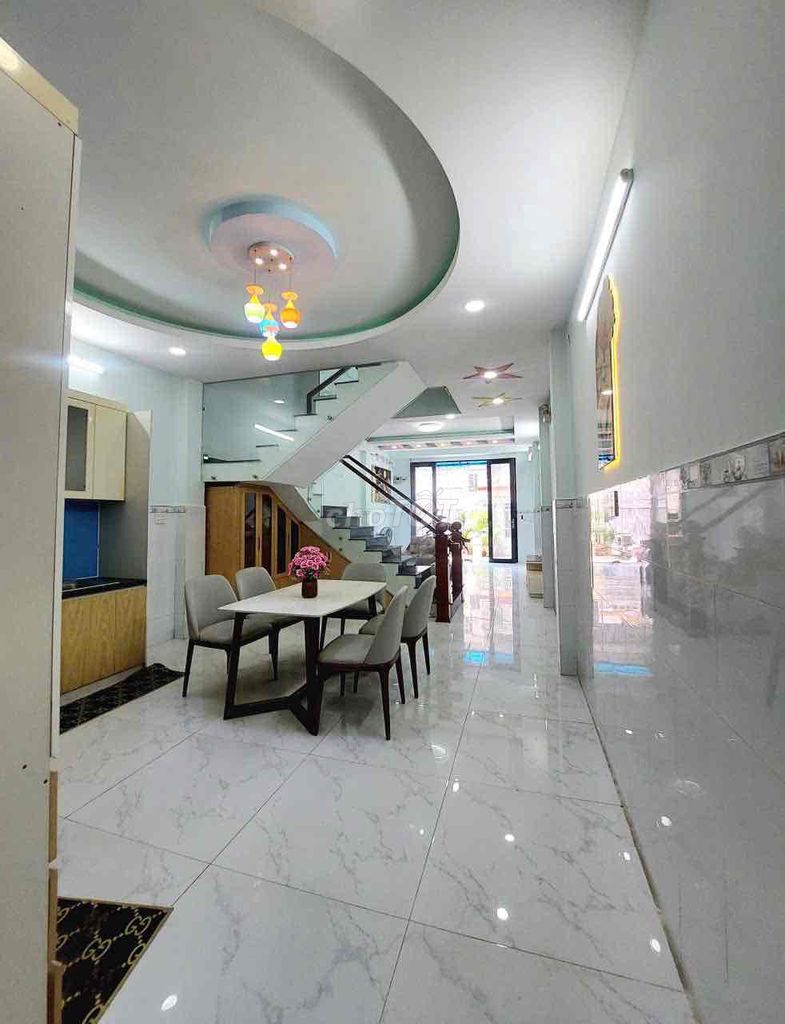A beautiful new home. Five-story, six-way bedroom. 8 M-M.