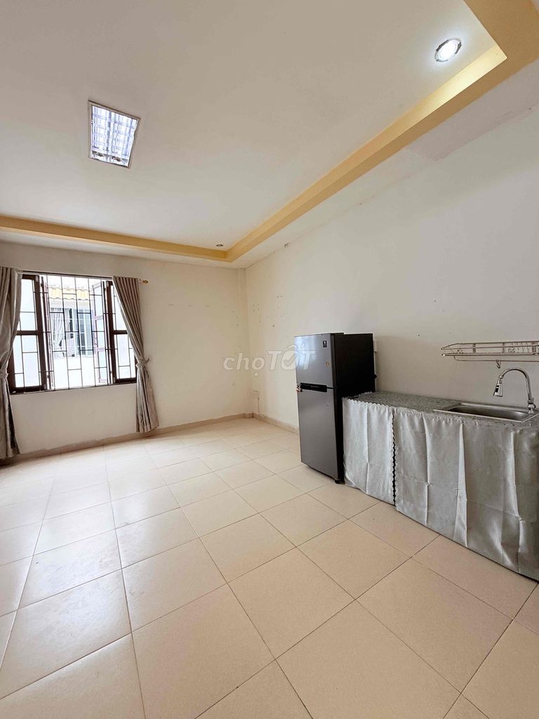 We'll rent a room with a lot of fresh air. Near Bx District 8. ql50