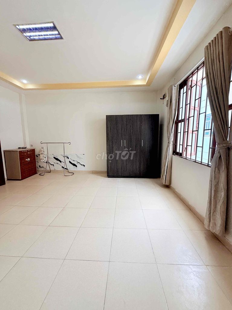 We'll rent a room with a lot of fresh air. Near Bx District 8. ql50