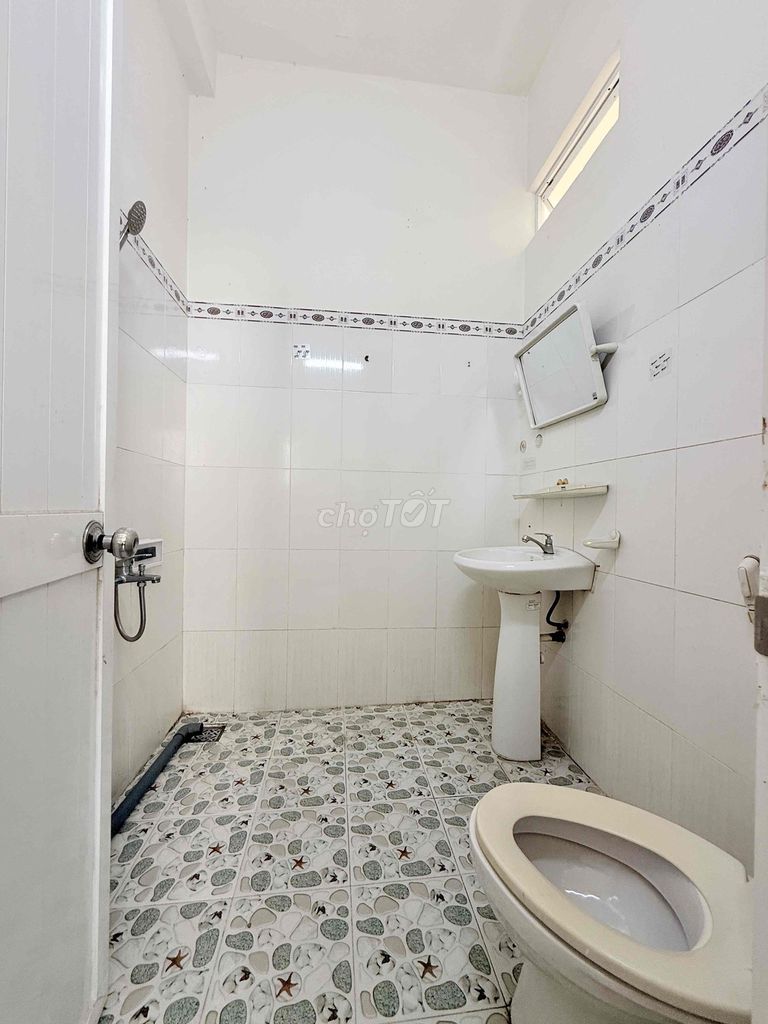 We'll rent a room with a lot of fresh air. Near Bx District 8. ql50