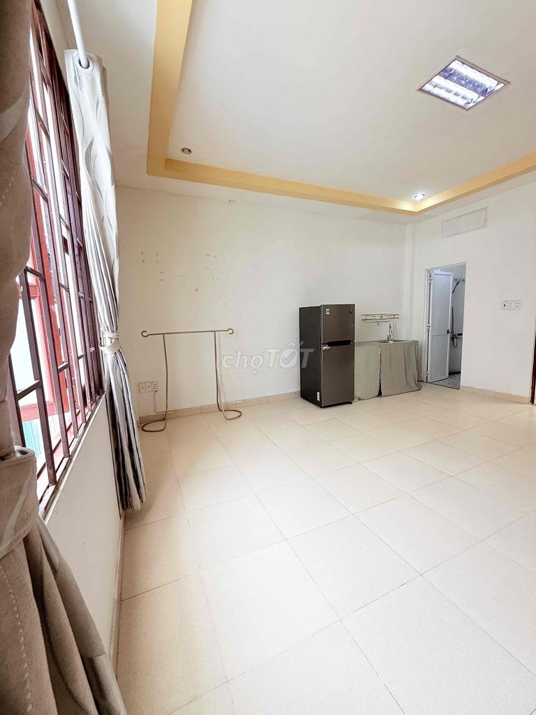 We'll rent a room with a lot of fresh air. Near Bx District 8. ql50