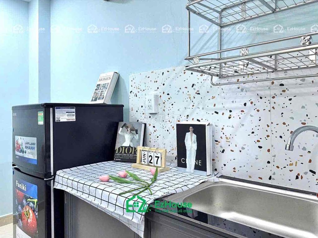 The studio is full of furniture, elevators, clean and clean.
