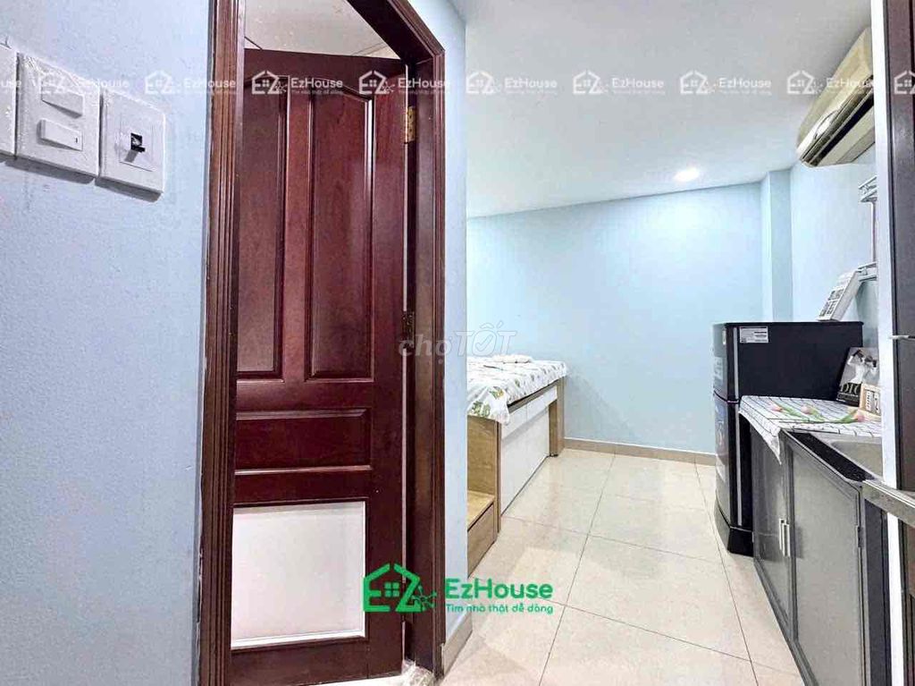 The studio is full of furniture, elevators, clean and clean.