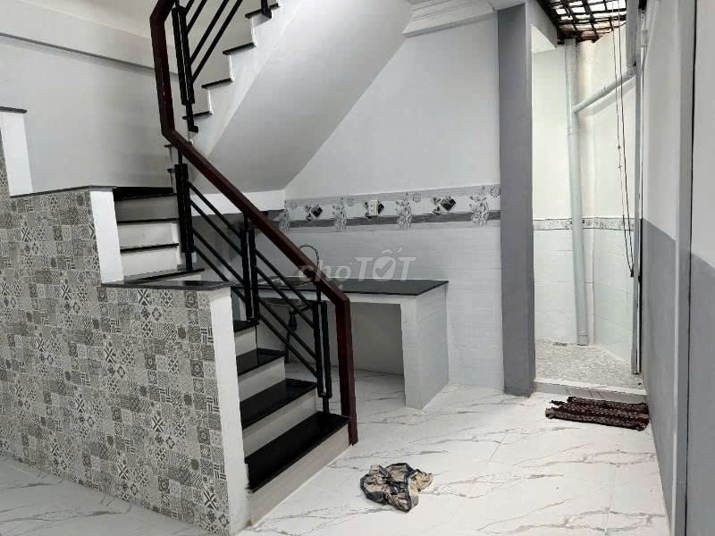 Tôn Thất Hiệp cash, floor, two bedrooms, 4 x14 meters, 20 million a month.