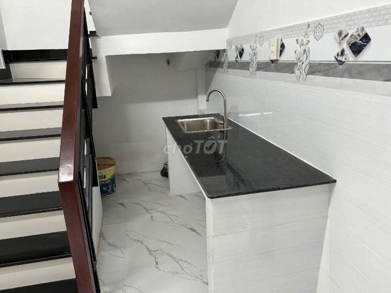 Tôn Thất Hiệp cash, floor, two bedrooms, 4 x14 meters, 20 million a month.