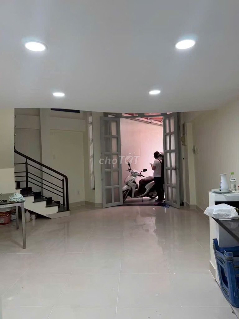 Hòa Hảo Alley, District 10. area: 3.3 x 10 meters, 3 floors, 3 bedrooms, 3 toilets. It's 12 million.