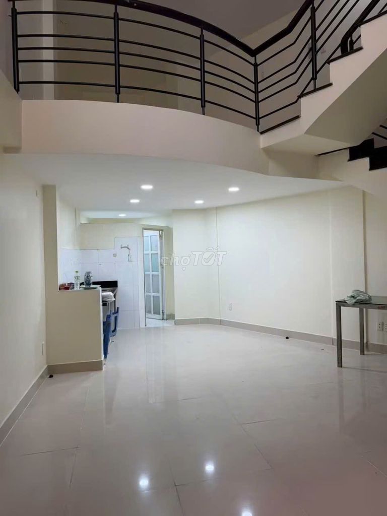 Hòa Hảo Alley, District 10. area: 3.3 x 10 meters, 3 floors, 3 bedrooms, 3 toilets. It's 12 million.