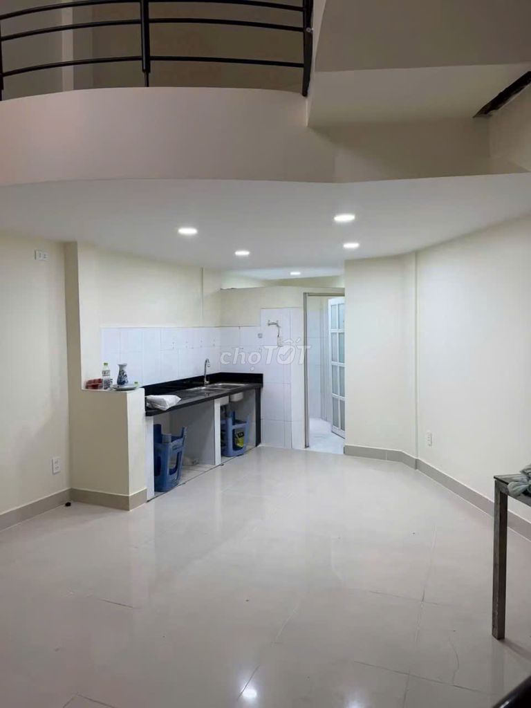 Hòa Hảo Alley, District 10. area: 3.3 x 10 meters, 3 floors, 3 bedrooms, 3 toilets. It's 12 million.