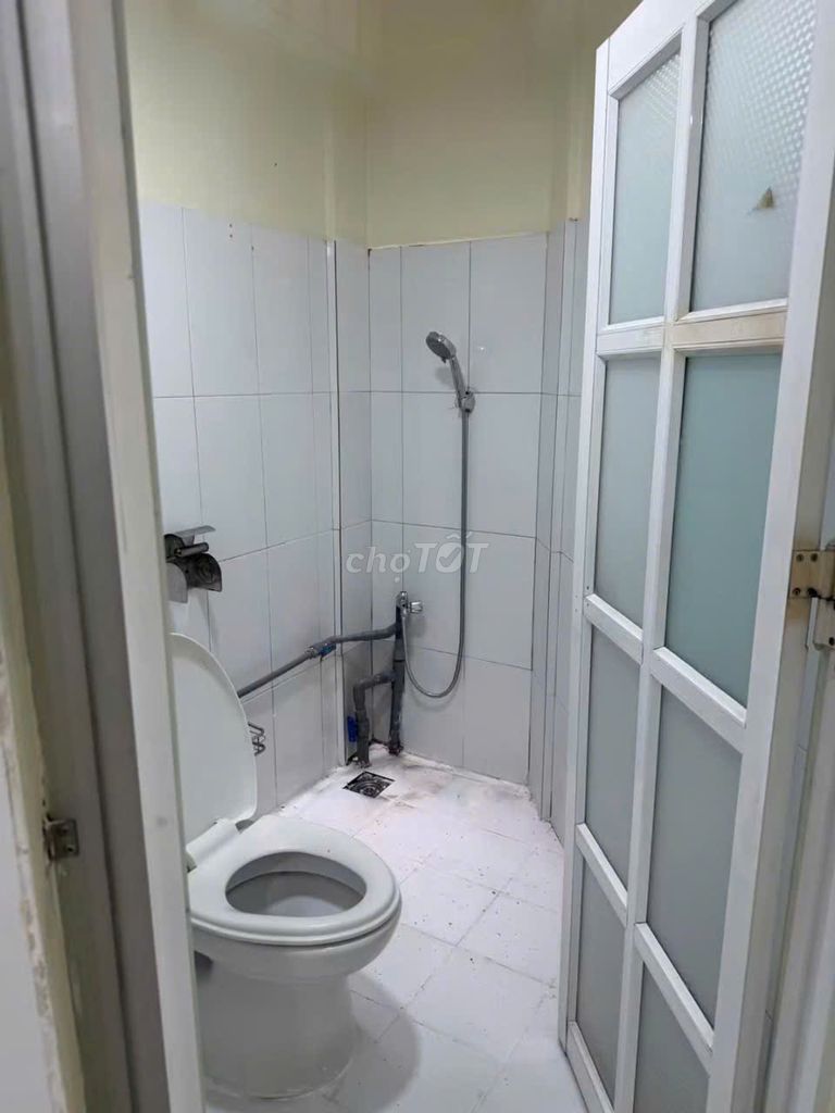 Hòa Hảo Alley, District 10. area: 3.3 x 10 meters, 3 floors, 3 bedrooms, 3 toilets. It's 12 million.