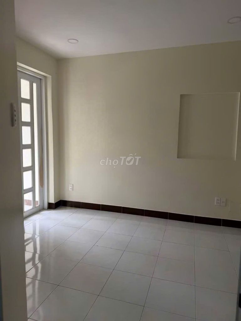 Hòa Hảo Alley, District 10. area: 3.3 x 10 meters, 3 floors, 3 bedrooms, 3 toilets. It's 12 million.