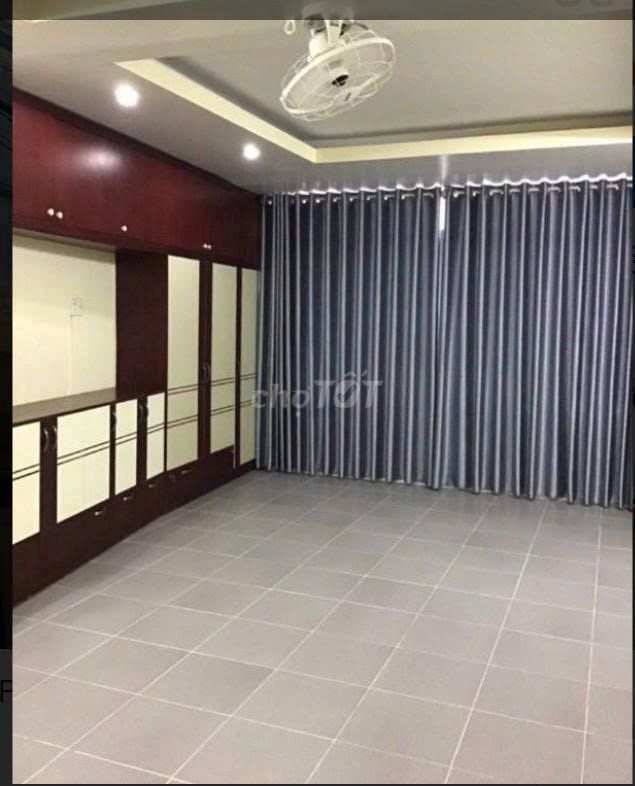 Lê Hồng Phong-7, 3 floors, 3 bedrooms, 4.5 x10 meters, 18 million a month.