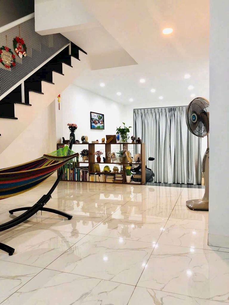 markethouses right at the Nguyễn Văn Lượng -- close to 70 M2 - 4 stories.