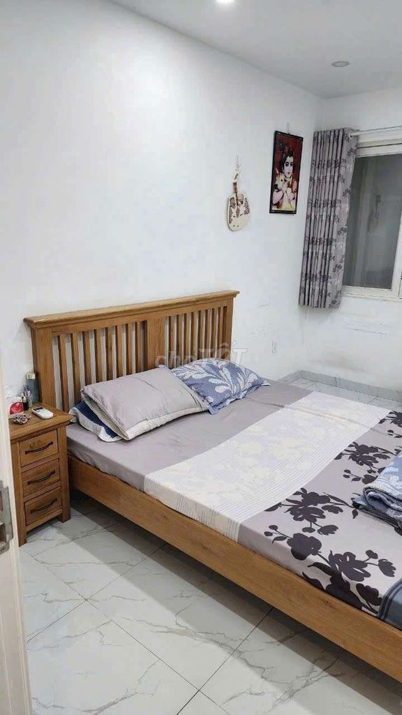 markethouses right at the Nguyễn Văn Lượng -- close to 70 M2 - 4 stories.