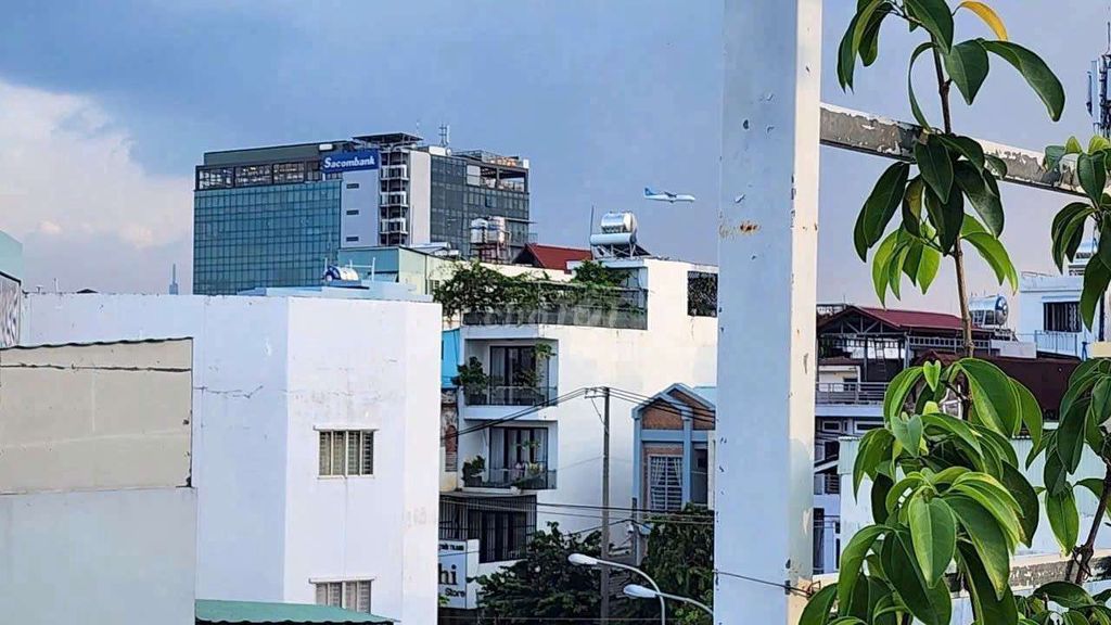 markethouses right at the Nguyễn Văn Lượng -- close to 70 M2 - 4 stories.