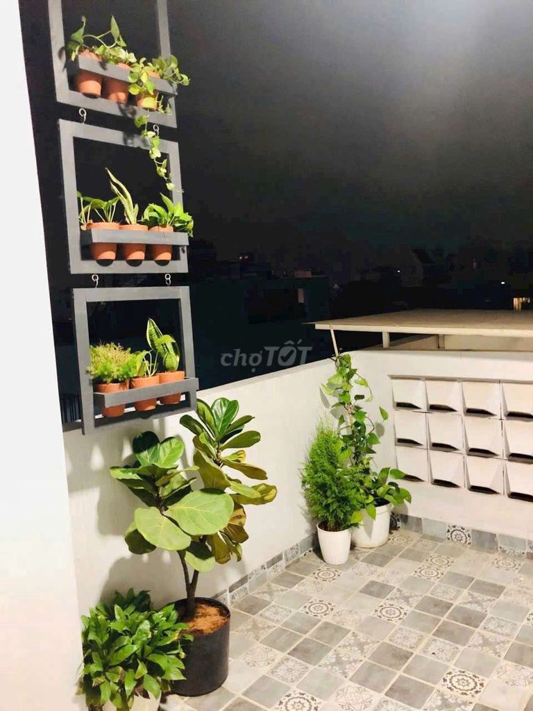 markethouses right at the Nguyễn Văn Lượng -- close to 70 M2 - 4 stories.