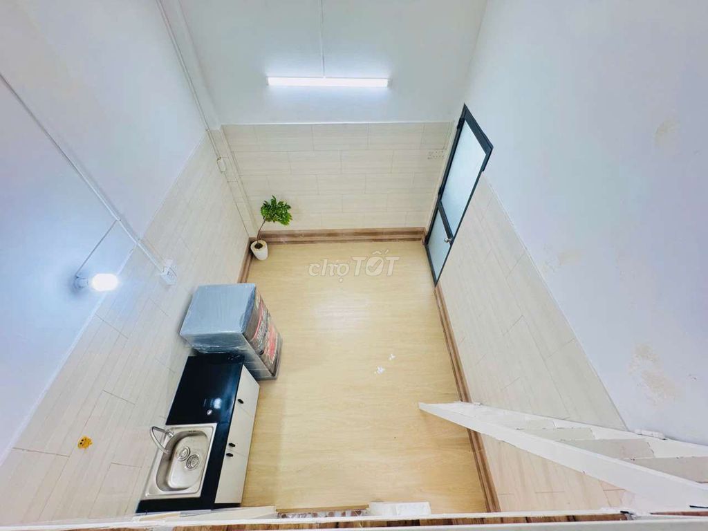 The super-wide guard room is open with open windows.