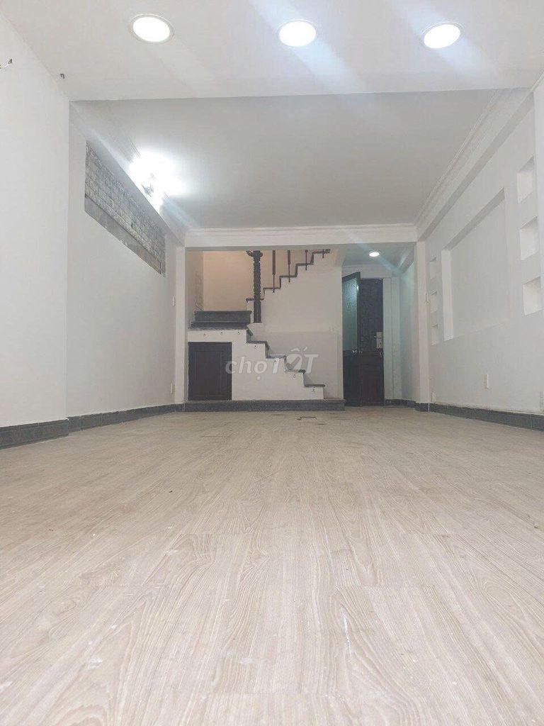 Front of Trần Minh Quyền District 10. area: Three-and-a-half feet, five stories, five bedrooms, three toilets. At 28 million.