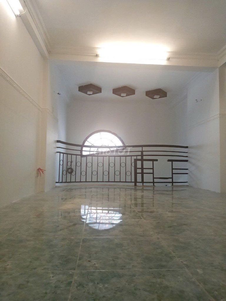 Front of Trần Minh Quyền District 10. area: Three-and-a-half feet, five stories, five bedrooms, three toilets. At 28 million.