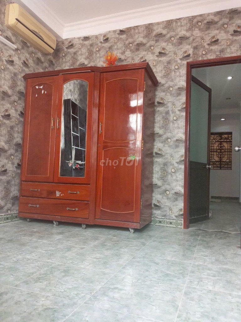 Front of Trần Minh Quyền District 10. area: Three-and-a-half feet, five stories, five bedrooms, three toilets. At 28 million.