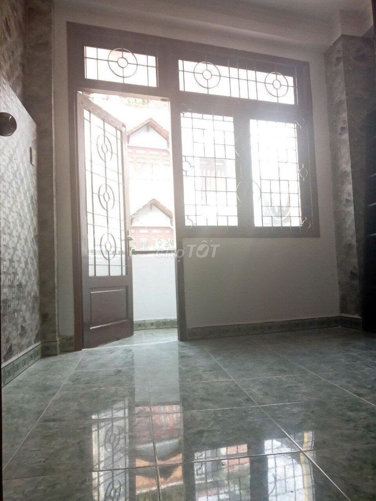 Front of Trần Minh Quyền District 10. area: Three-and-a-half feet, five stories, five bedrooms, three toilets. At 28 million.