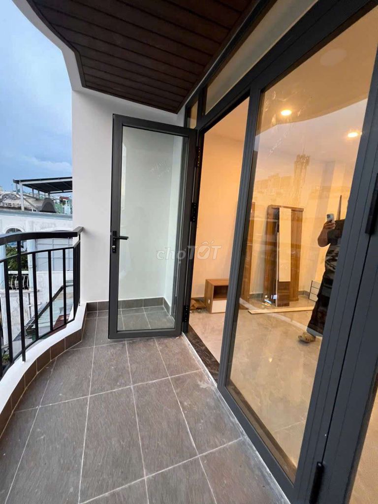 Open the balcony studio.