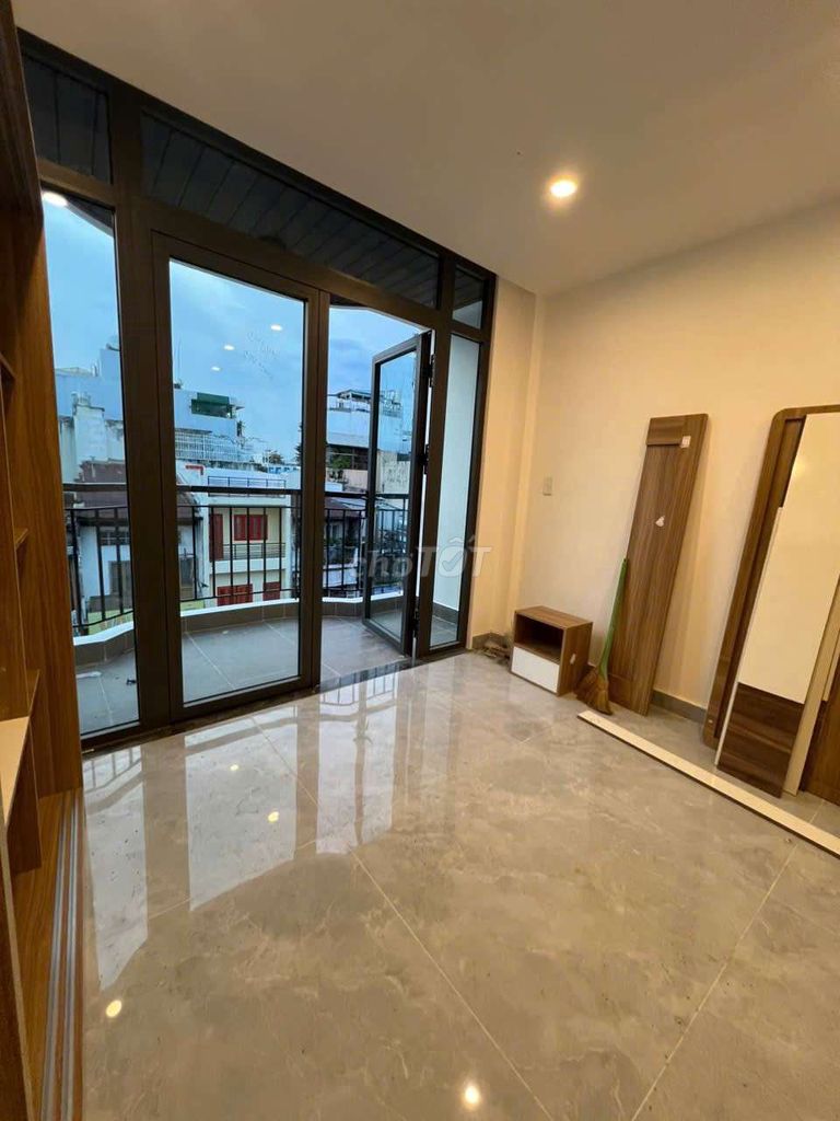 Open the balcony studio.
