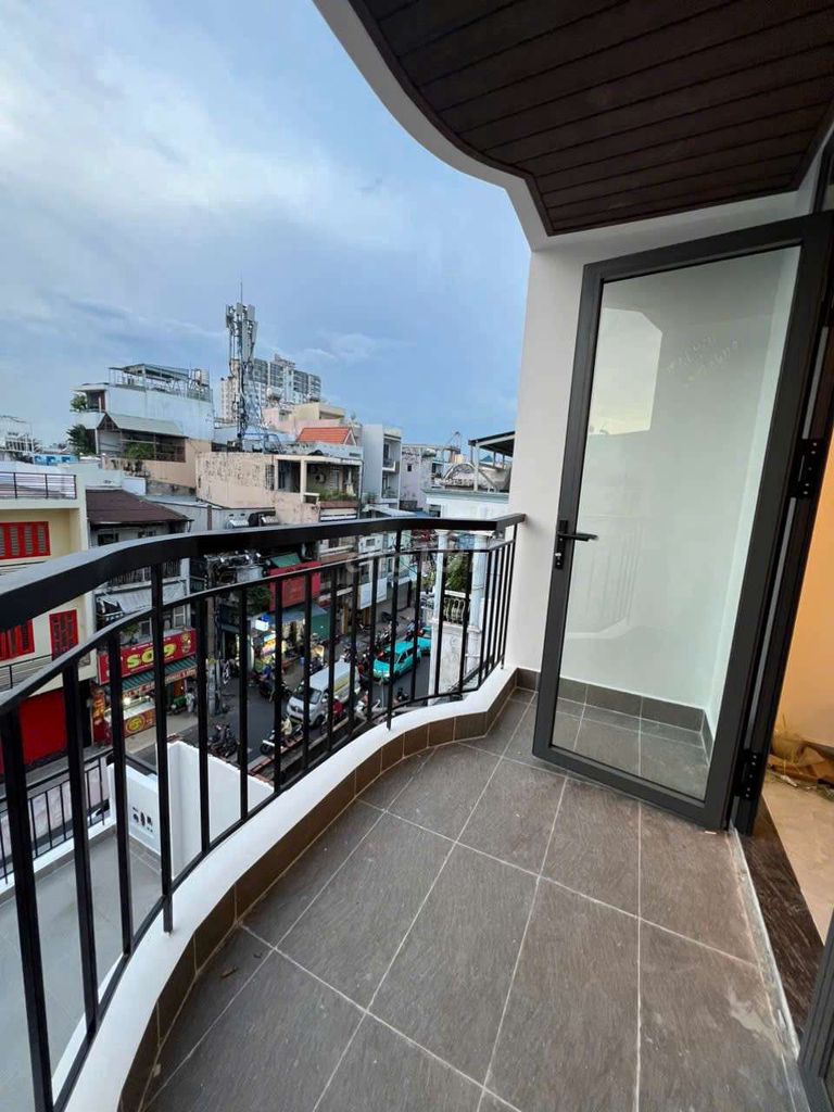 Open the balcony studio.