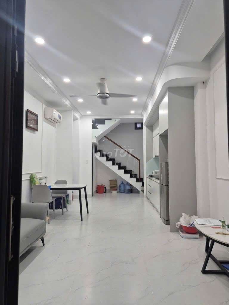 Nice four stories with a roof-- Duy Tân,Phú Nhuận--4 x10 meters, 4 floors, 3 pnc