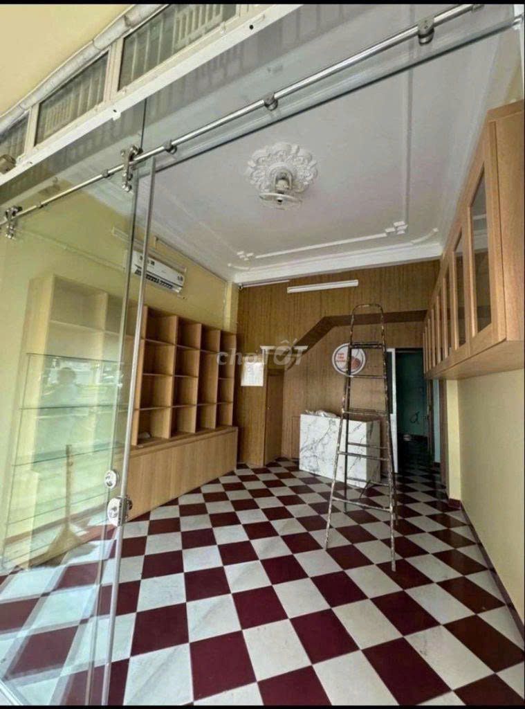 Carway alley, District 10. area: 4 x 15 meters, 3 stories. Six bedrooms, four toilets.