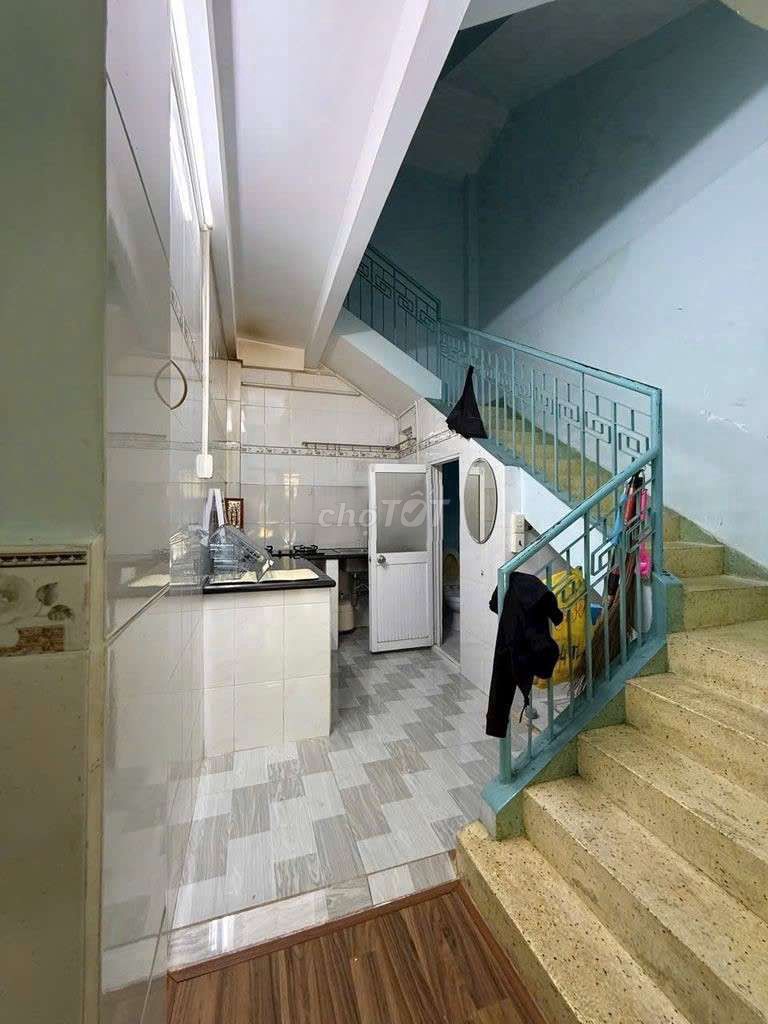 - Nguyễn Đình Chiểu, 4th floor. - There's a st, 3 bedroom.