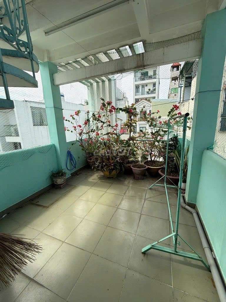 - Nguyễn Đình Chiểu, 4th floor. - There's a st, 3 bedroom.