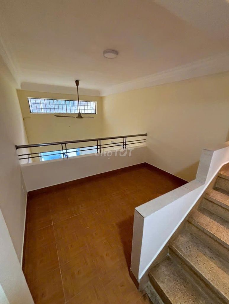 Nguyễn Tiểu La cash, District 10, 305 3 floor st, 3 x 15 meters, 23 million a month.