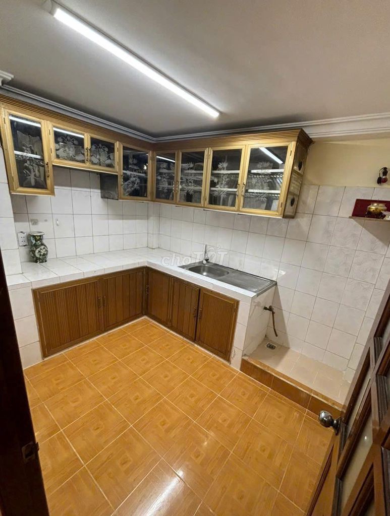 Nguyễn Tiểu La cash, District 10, 305 3 floor st, 3 x 15 meters, 23 million a month.