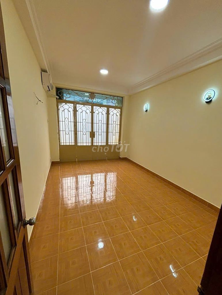 Nguyễn Tiểu La cash, District 10, 305 3 floor st, 3 x 15 meters, 23 million a month.